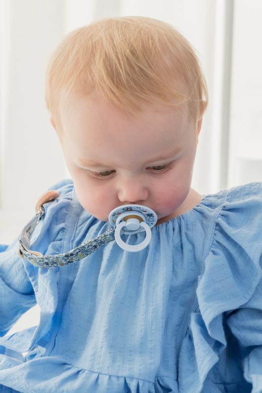 Тримач для пустушки BIBS x Liberty Pacifier Clip – Chamomile Lawn Baby Blue