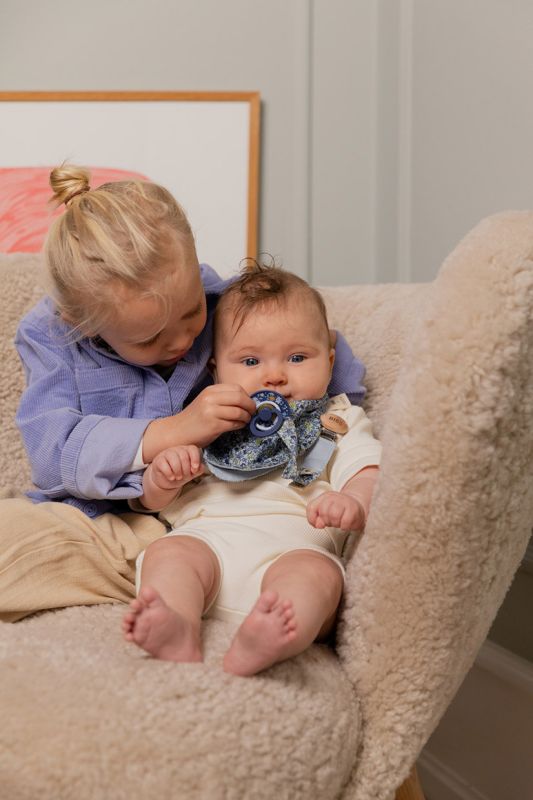 Набір нагрудник BIBS x Liberty Bandana Bib – Chamomile Lawn Baby Blue та тримач