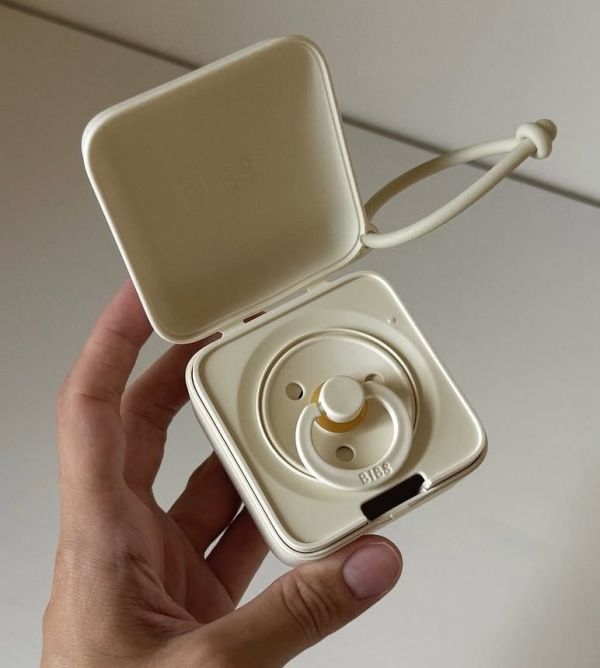 Набір контейнер для пустушок BIBS Pacifier Box та сосочка 0-6 m Ivory